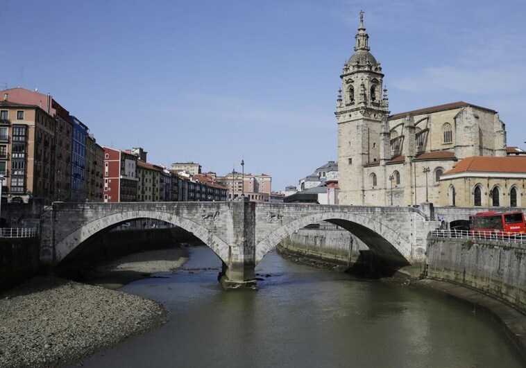 Un trabajador del servicio de limpieza de Bilbao y un ciudadano rescatan a una joven de la ría